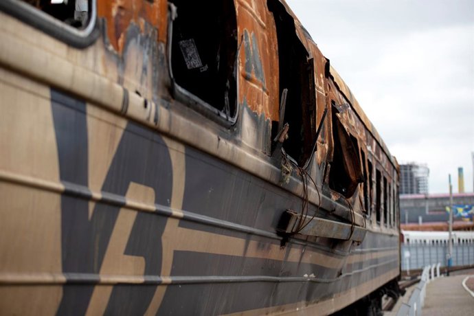 Archivo - Arquivo – 12 de maio de 2026, Kiev, Ucrânia: Um vagão do trem Barvinkove-Lviv-Chop, destruído por um ataque russo, está em exposição no recinto do Museu do Transporte Ferroviário em Kiev, na Ucrânia, em 12 de maio de 2026. Em 27 de janeiro de 20