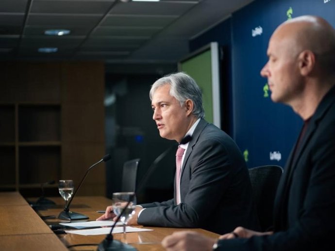El consejero de Cultura, Turismo, Deporte y Juventud, José Luis Pérez Pastor, y el subdirector general de Cooperación Internacional y Centros en el Exterior, Rodrigo Teijeiro, informan de dos nuevas convocatorias de Cooperación y Educación
