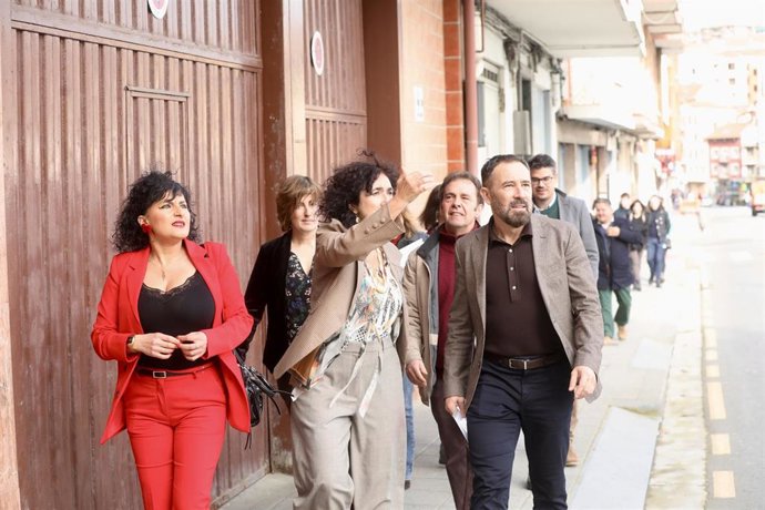 Archivo - La alcaldesa de Bermeo y el consejero de Vivienda visitan la zona en la que se ubicarán las viviendas