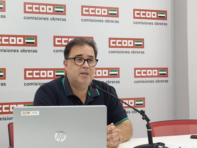 El secretario general de la Federación de Enseñanza de CCOO Extremadura, Tomás Rodríguez, en una rueda de prensa.