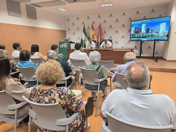 El Hospital Universitario Clínico San Cecilio de Granada, centro del Servicio Andaluz de Salud de la Consejería de Sanidad, celebra este viernes el I Encuentro entre profesionales y pacientes sobre disfonía espasmódica organizada por Otorrinolaringología.