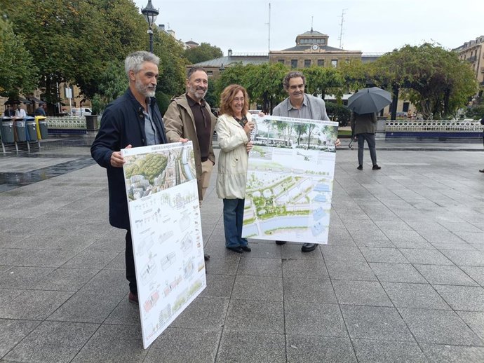 Los consejeros Denis Itxaso y Susana García Chueca con el equipo JPAM City Makers, integrado por los arquitectos Amado Martín, Jorge Perea y Samuel Llovet, en la plaza Easo de San Sebastián