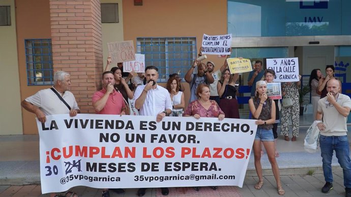 Concentración de familias adjudicatarias de las 35 viviendas de protección oficial, en Málaga.