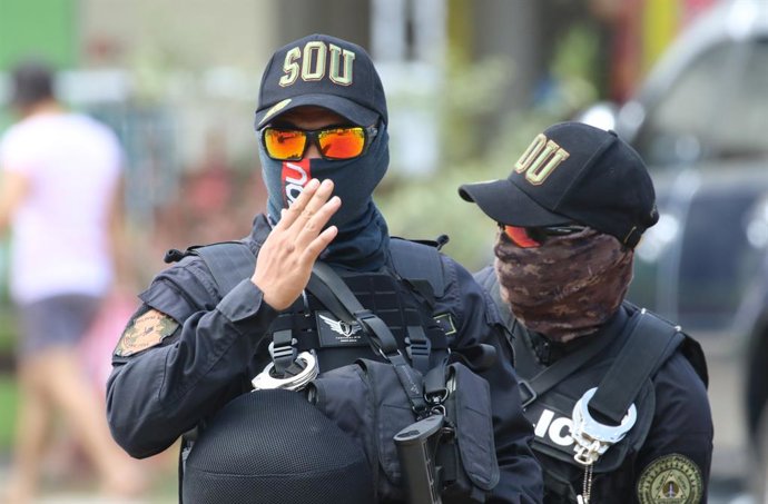 Archivo - Arquivo - 21 de janeiro de 2020, Cidade de Lipa, Batangas, Filipinas: Unidade de Operações Especiais (SOU) protegendo o perímetro do centro de evacuação. Membros da Polícia Nacional das Filipinas (PNP) ajudaram na distribuição de suprimentos de 
