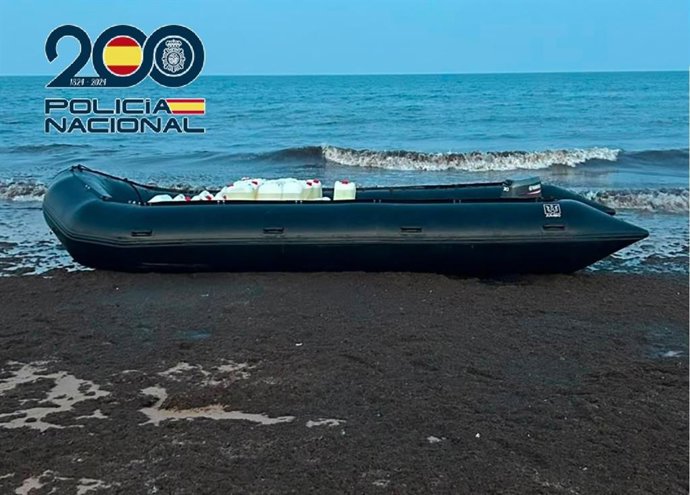 Archivo - Embarcación con garrafas de gasolina incautada en Rota durante una actuación contra el petaqueo a narcolanchas.