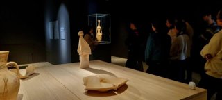 Visitantes contemplan varias piezas expuestas en el Museo de Almería.