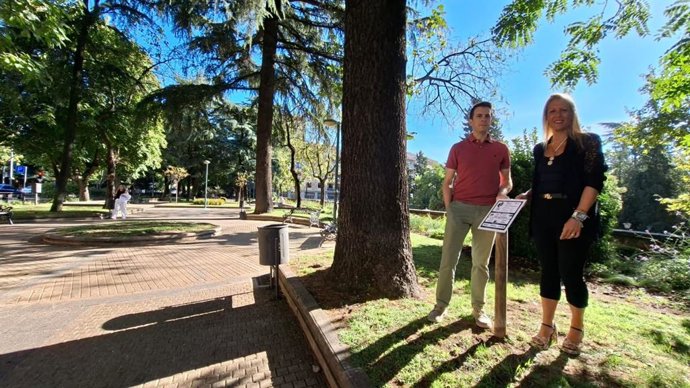 La concejala María José Coca, junto a uno de los cartales.