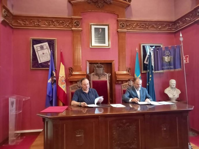 La Cámara de Comercio de Oviedo renueva el convenio para mantener su Antena Cameral en Villaviciosa