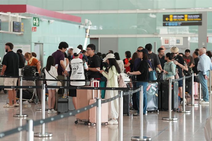 Archivo - Cues a l'Aeroport de Barcelona-el Prat