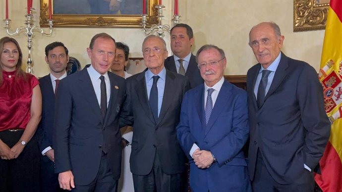 O presidente de Ceuta, Juan Jesús Vivas, recebe o presidente do Real Madrid, Florentino Pérez, o presidente honorário do clube, Pirri, e o diretor de Relações Institucionais, Emilio Butragueño.