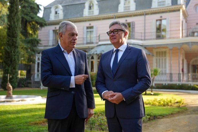 El alcalde de Sevilla, José Luis Sanz, junto al consejero de Turismo, Justicia, Desregulación y Administración Local, Manuel Gavira, en su primera reunión institucional.