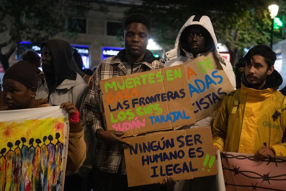 Archivo - Varias personas con carteles durante la XIII Marcha por la Dignidad, en Lavapiés, a 6 de febrero de 2026, en Madrid (España). 