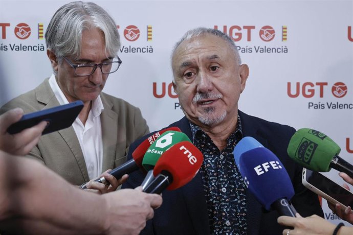 El secretario general de UGT, Pepe Álvarez, junto al secretario general de UGT PV, Tino Calero, atiende a los medios antes de asistir a la entrega de la XV Edició Guardons d'Honor d'UGT
