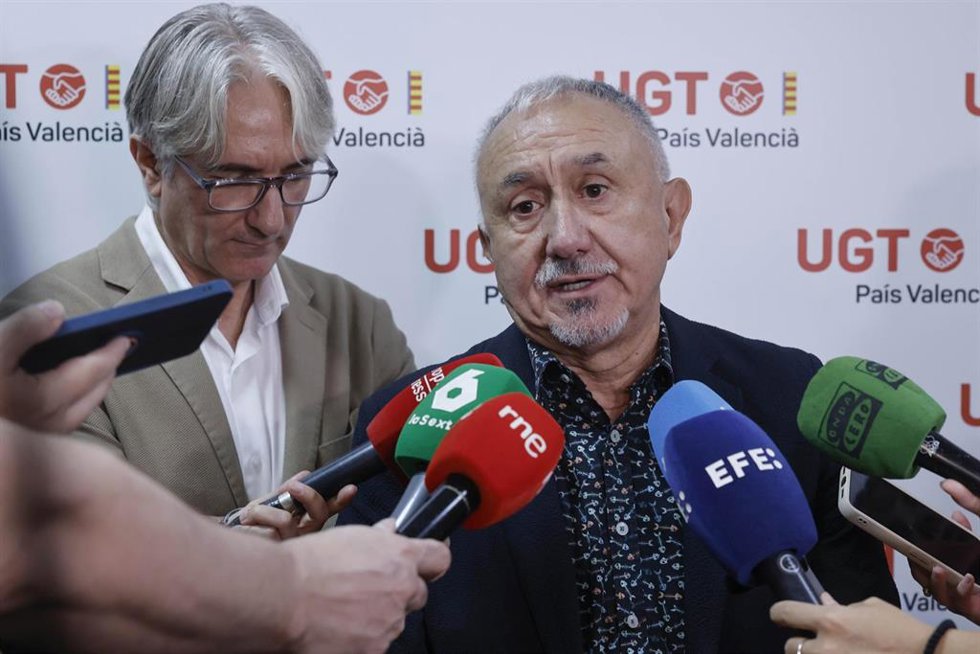El secretario general de UGT, Pepe Álvarez, junto al secretario general de UGT PV, Tino Calero, atiende a los medios antes de asistir a la entrega de la XV Edició Guardons d'Honor d'UGT