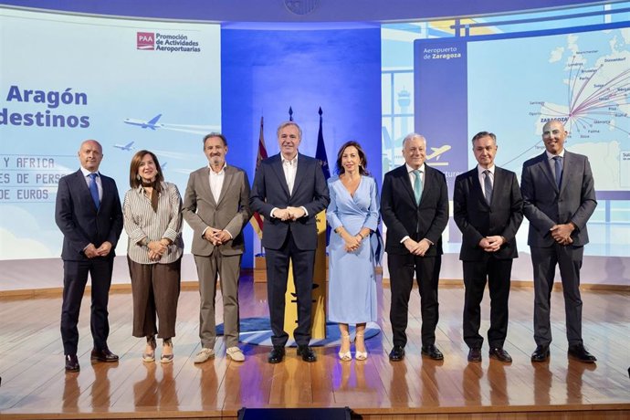 Foto de familia de la presentación de los nuevos vuelos desde el aeropuerto de Zaragoza.