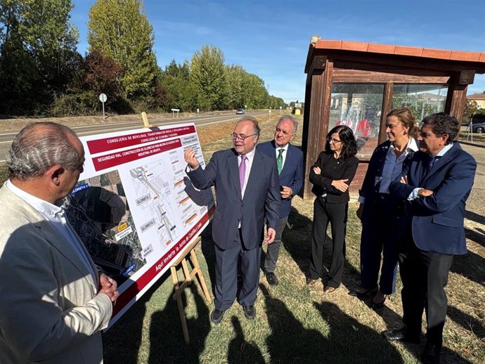 Los consejeros y la presidenta de la Diputación en la visita a las obras en la CL-613, en Grijota (Palencia).
