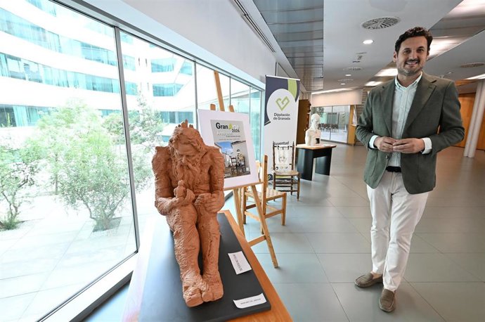 El hall de la sede central de la Diputación acoge durante septiembre y octubre los proyectos seleccionados en la categoría de Escultura, que invitan a reflexionar sobre la despoblación, la memoria, las raíces y las nuevas formas de habitar el medio rural.
