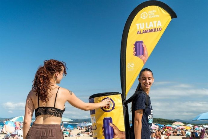 Más del 90% de los viajeros en playas españolas sabe dónde reciclar sus latas, según Cada Lata Cuenta.