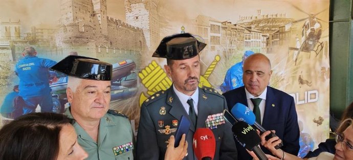 El nuevo jefe de la Comandancia de la Guardia Civil de Valladolid, Gustavo Dorda Medina (centro), junto al subdelegado del Gobierno, Jacinto Canales (der), en declaraciones a los medios antes de la toma de posesión celebrad este viernes