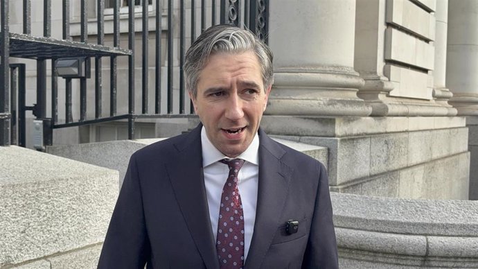 Archivo - El Tánaiste Simon Harris habla ante los medios de comunicación frente a la sede del Gobierno en Dublín antes de una reunión del Consejo de Ministros. 