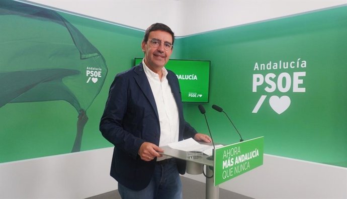 El parlamentario y portavoz socialista de Presidencia, Sanidad y Emergencias, Mario Jiménez, en rueda de prensa.