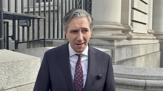 Archivo - Arquivo - 22 de julho de 2026, Irlanda, Dublin: O secretário de Estado Simon Harris fala com a imprensa em frente ao Edifício do Governo, em Dublin, antes de uma reunião do gabinete. Foto: David Young/PA Wire/dpa