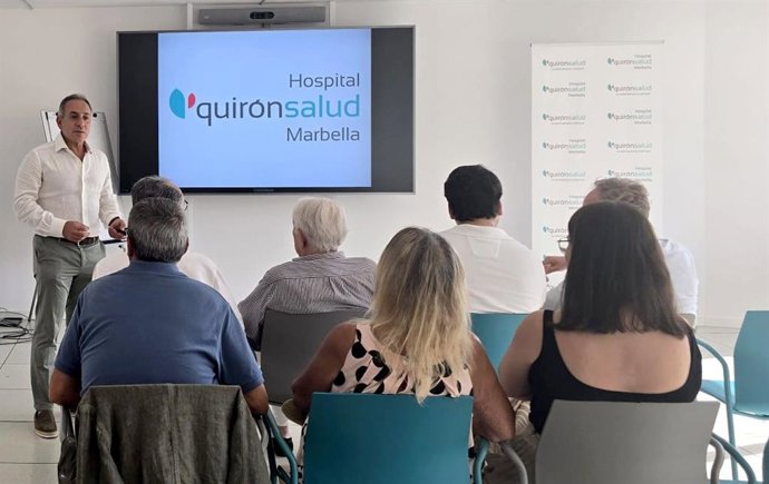 El doctor jefe del servicio de Oftalmología, Nabil Ragaei, en una conferencia en el marco de Aulas de Salud, de Quirónsalud.