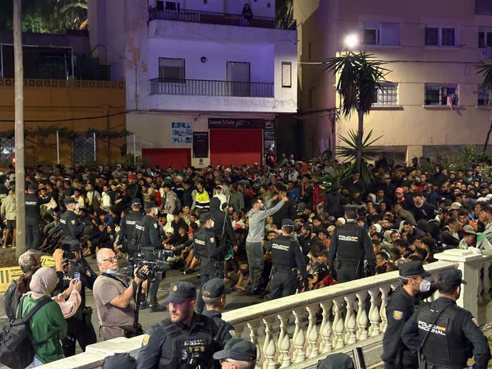 La Guàrdia Civil organitza els migrants a Ceuta