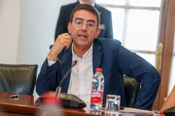 El diputado socialista  Mario Jesús Jiménez Díaz interviene en La Diputación Permanente del Parlamento andaluz. Imagen de archivo.