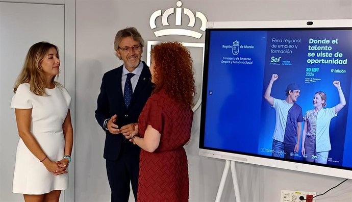 El consejero de Empleo, Luis Alberto Marín, junto con la directora del SEF, Pilar Valero, y la directora del COE, Pilar Sánchez