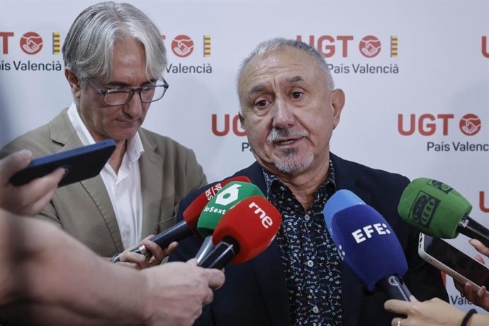 El secretari general d'UGT, Pepe Álvarez, junt amb el secretari general d'UGT PV, Tino Calero, atén als mitjans abans d'assistir al lliurament de la XV Edició Guardons d'Honor d'UGT