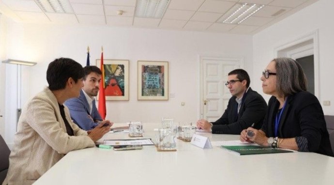 La ministra de Vivienda y Agenda Urbana, Isabel Rodríguez, mantiene una reunión con representantes de la organización FACUA-Consumidores en Acción.