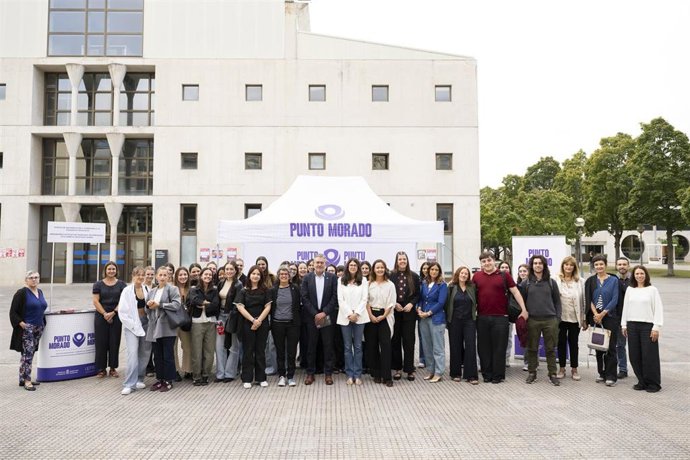 El consejero Juan Luis García, Eva Perujuániz y Begoña Pérez, en su visita al ‘Punto Morado’.