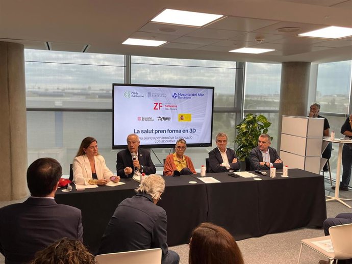 La consellera de Salud, Olga Pané; el presidente ejecutivo del CZFB, Pere Navarro; la directora general, Blanca Sorigué; el director gerente del Hospital del Mar, Jaume Raventós, y el director general del Hospital Clínic, Josep Maria Campistol