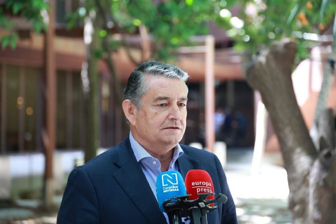 El vicepresidente primero de la Junta de Andalucía y consejero de Presidencia, Sanidad y Emergencias, Antonio Sanz, en una atención a medios.
