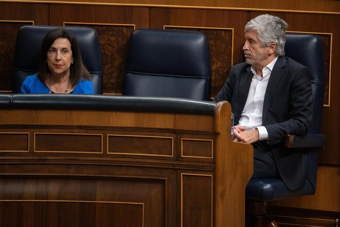 A ministra da Defesa, Margarita Robles, e o ministro do Interior, Fernando Grande-Marlaska, durante uma sessão plenária no Congresso dos Deputados, em 3 de setembro de 2026, em Madri (Espanha). Sánchez comparece nesta quinta-feira perante o Plenário do Co