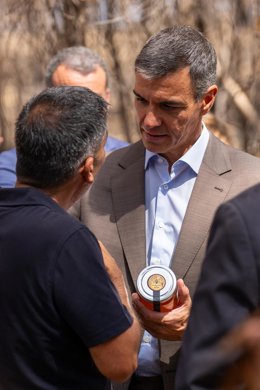 El presidente del Gobierno, Pedro Sánchez, junto al alcalde de Berrocal, Ángel Luis Romero.