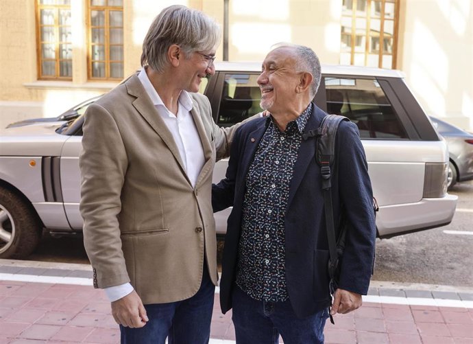 El secretario general de UGT, Pepe Álvarez (d), durante la XV Edició Guardons d'Honor d'UGT, a 18 de septiembre de 2026, en Valencia, Comunidad Valenciana (España). 