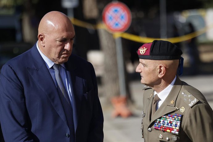 8 de setembro de 2026, Roma, Roma, ITÁLIA: O ministro da Defesa, Guodo Crosetto, e o general Luciano Portolano, chefe do Estado-Maior da Defesa da Itália. Cerimônia comemorativa por ocasião do 83º aniversário da Defesa de Roma na Porta San Paolo e no Parq