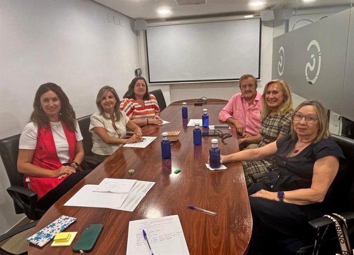 La delegada territorial de Sanidad y Consumo de la Junta en Córdoba, María Jesús Campos (segunda por la izda.), en su reunión con la Asociación Española Contra el Cáncer.