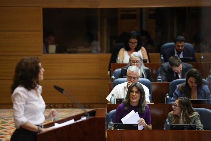 La presidenta de la Comunidad de Madrid, Isabel Díaz Ayuso (i), y la portavoz de Más Madrid en la Asamblea de Madrid, Manuela Bergerot (1 fila, i), durante el debate sobre el Estado de la Región en la Asamblea de Madrid