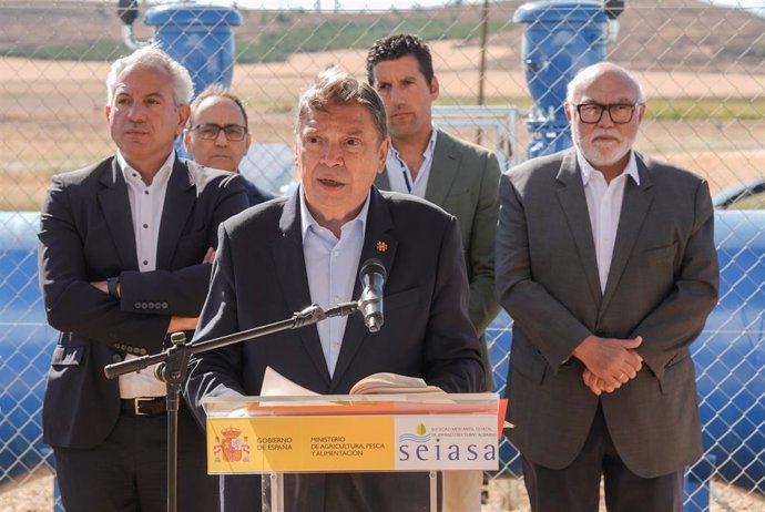 El ministro de Agricultura, Pesca y Alimentación, Luis Planas, durante una visita a las obras de mejora en la Comunidad de Regantes del Canal Macías Picavea, a 18 de septiembre de 2026, en Medina de Rioseco, Valladolid, Castilla y León (España). Las obras