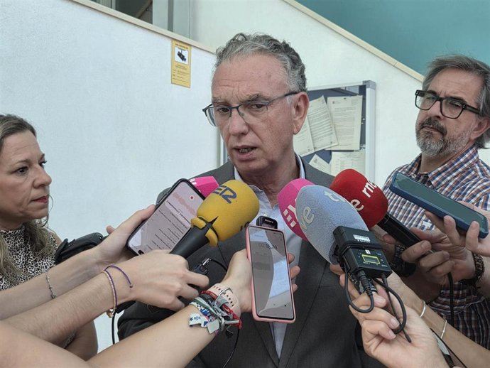 El delegado del Gobierno atiende a los medios de comunicación