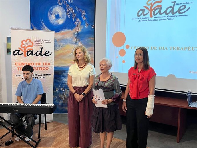 La consejera de Salud, Isabel Ayala, durante su visita a la sede de la Asociación de Familiares de Enfermos de Alzhéimer y otras Demencias (AFADE).