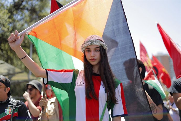 Santiago 30 de noviembre 2024. Marcha Familiar por el D a Internacional de Solidaridad con Palestina, organizada por las Organizaciones Unidas en Solidaridad con Palestina, que busca conmemorar esta fecha y denunciar las atrocidades cometidas contra el