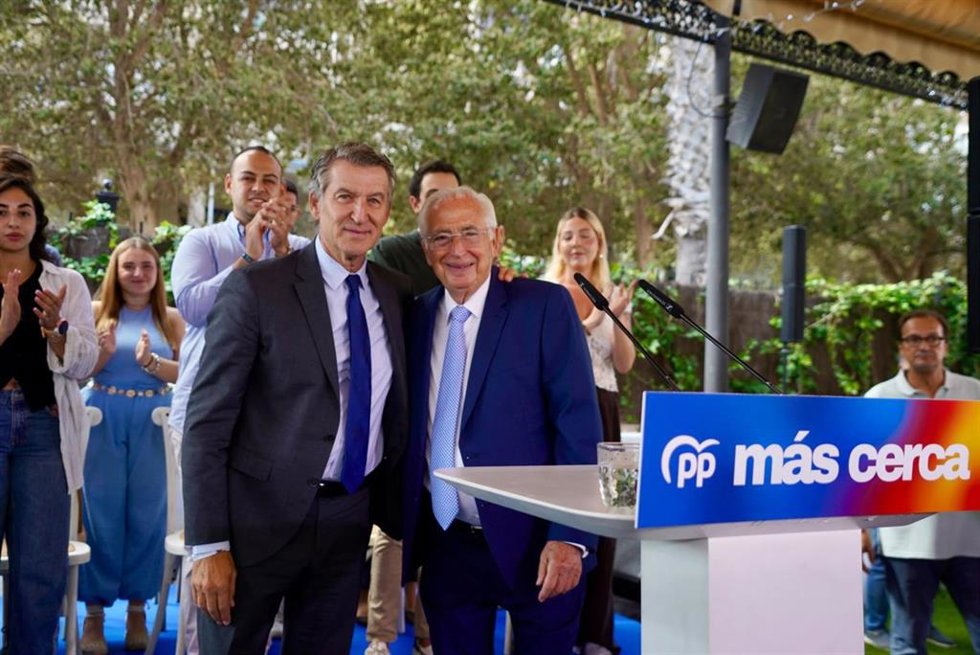 Imagen del presidente nacional del Partido Popular, Alberto Núñez Feijóo, y el presidente de Melilla, Juan José Imbroda, en el mitin ante la Junta Directiva del PP de Melilla.