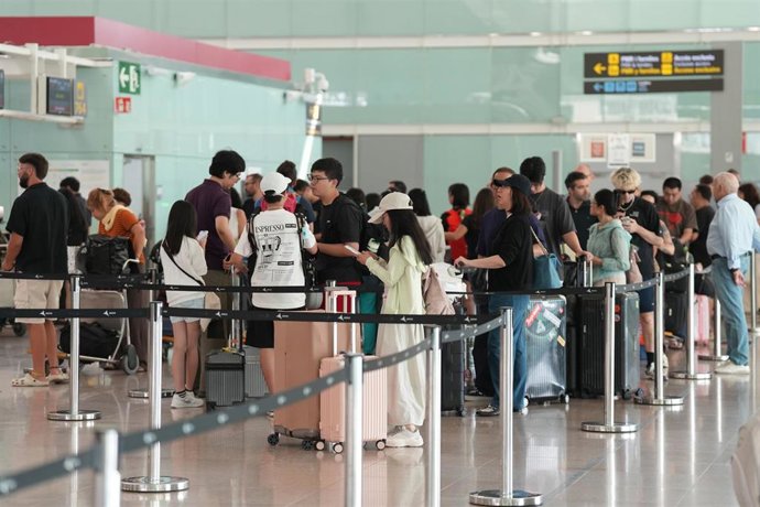 Archivo - Decenas de personas en colas ocasionadas por la huelga de trabajadores de  handling, en el Aeropuerto de Barcelona a 4 de agosto de 2026