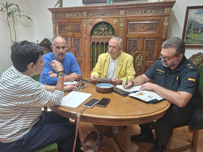 Reunión del alcalde de Almuniente-Frula con el subdelegado del Gobierno en Huesca y el teniente coronel jefe de la Comandancia de la Guardia Civil de Huesca.