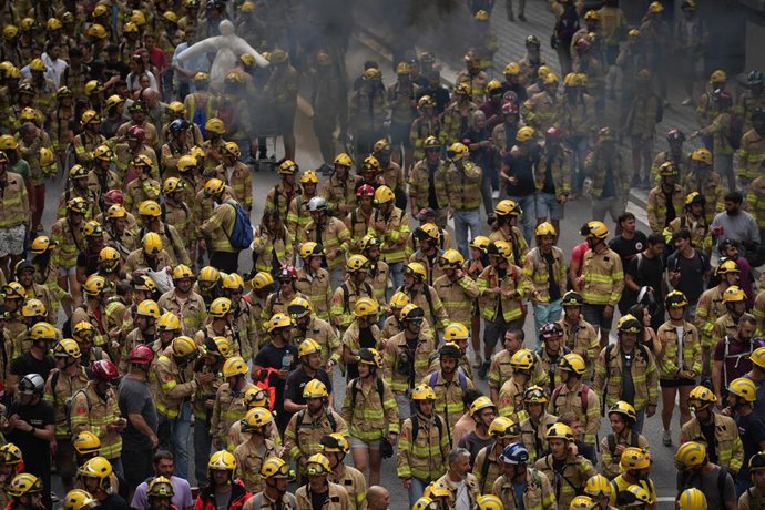 Centenares de bomberos recorren Barcelona para reclamar mejores condiciones laborales y el cumplimiento de los acuerdos en materia de prevención de riesgos