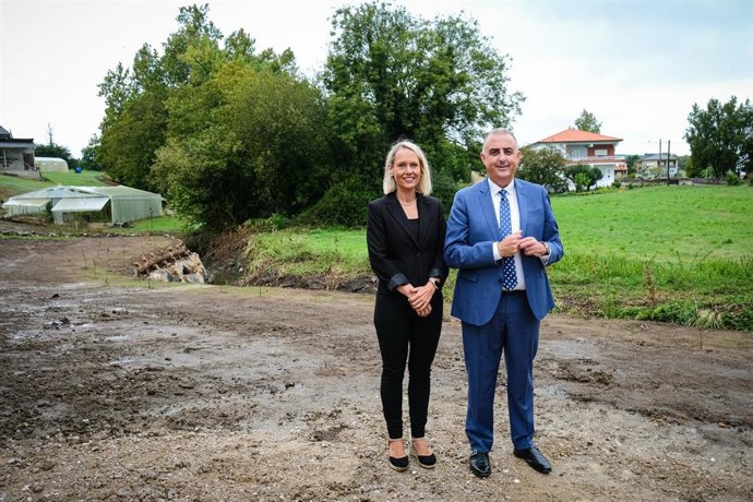 El consejero de Fomento, Roberto Media, y la alcaldesa de Santillana del Mar, Sara Izquierdo